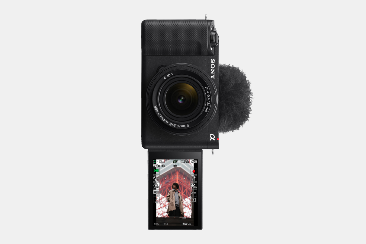 Snímek fotoaparátu ZV-E1 s LCD displejem otočeným dopředu, přičemž na vertikálním informačním displeji je zobrazený snímek muže.