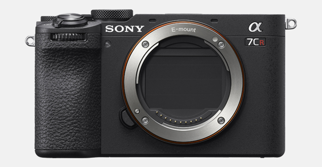 Produktový snímek zobrazující tělo fotoaparátu zepředu se zavřenou závěrkou snímače