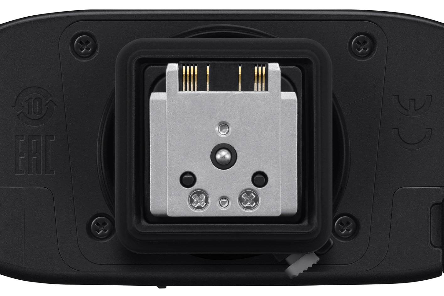 Snímek kovové patky s robustním bočním rámem pod bleskem