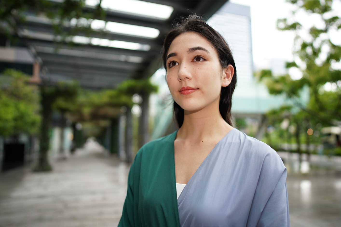 Vzorový portrét ženy venku