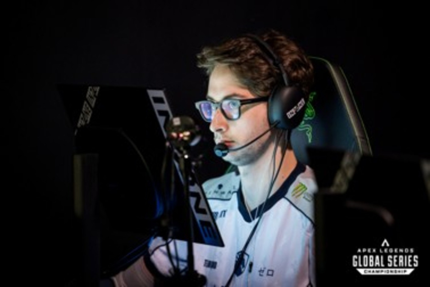 Hráč s nasazenými herními sluchátky INZONE H9 II při hraní zápasu