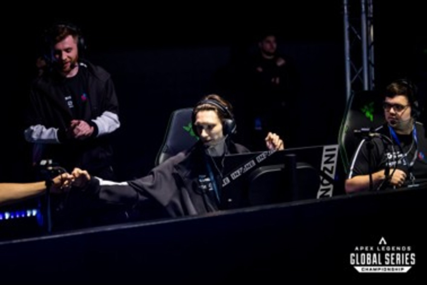 Hráč si ťuká pěstí s dalším hráčem