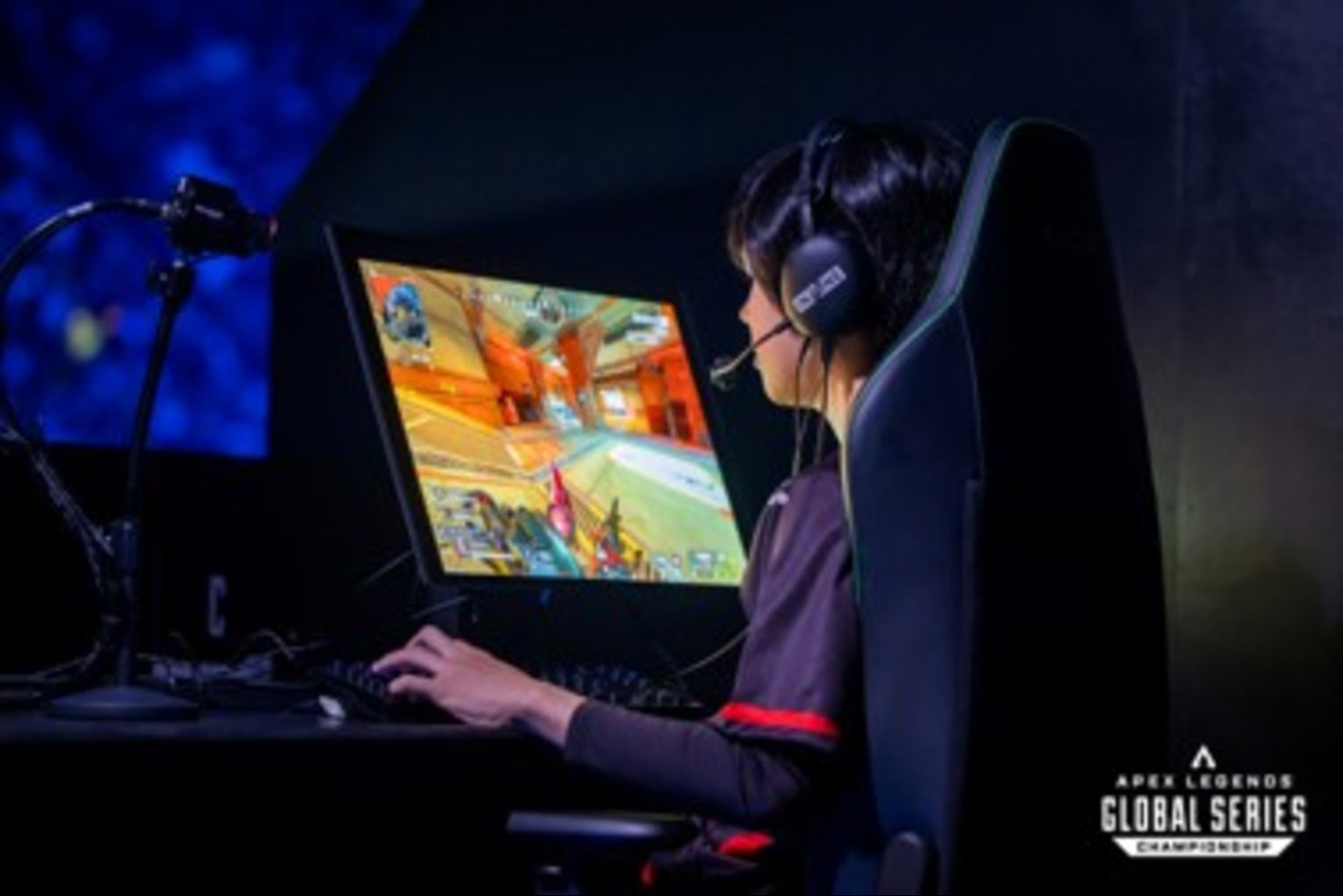 Hráč na turnaji používá herní monitor INZONE M10S a herní sluchátka INZONE H9 II