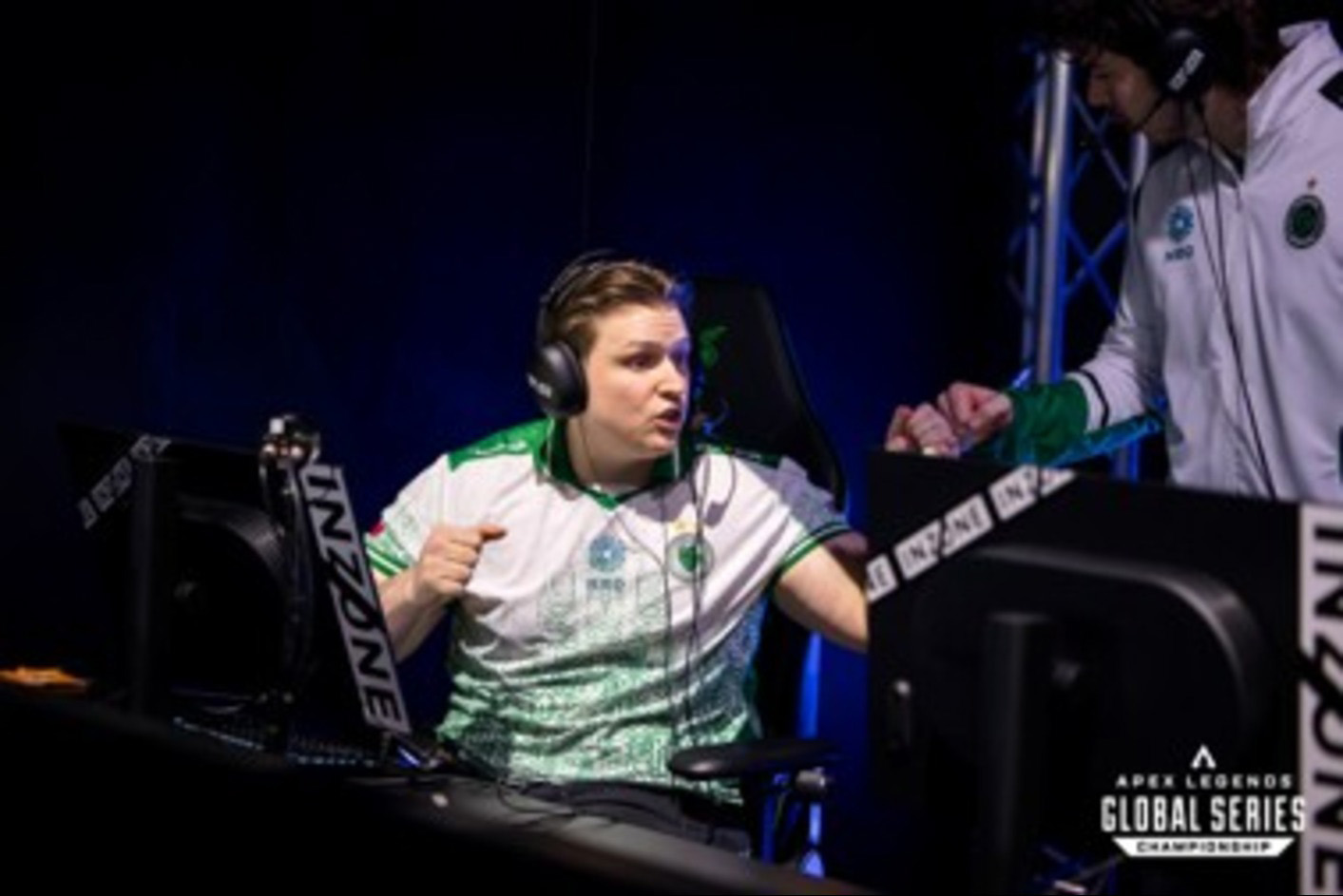 Hráč s nasazenými herními sluchátky INZONE H9 II před herním monitorem INZONE M10S hovoří s jiným hráčem