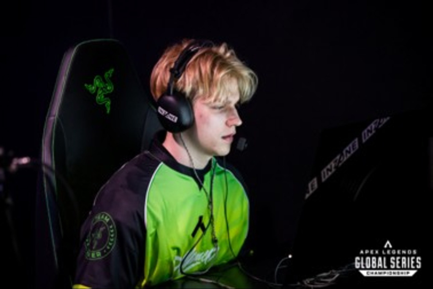 Hráč s nasazenými herními sluchátky INZONE H9 II, soutěžící na herním monitoru INZONE M10S