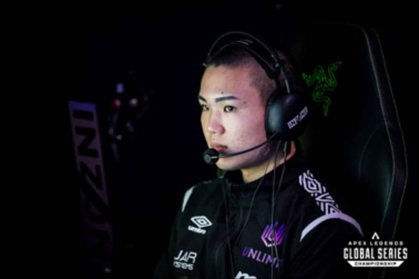 Hráč s nasazenými herními sluchátky INZONE H9 II