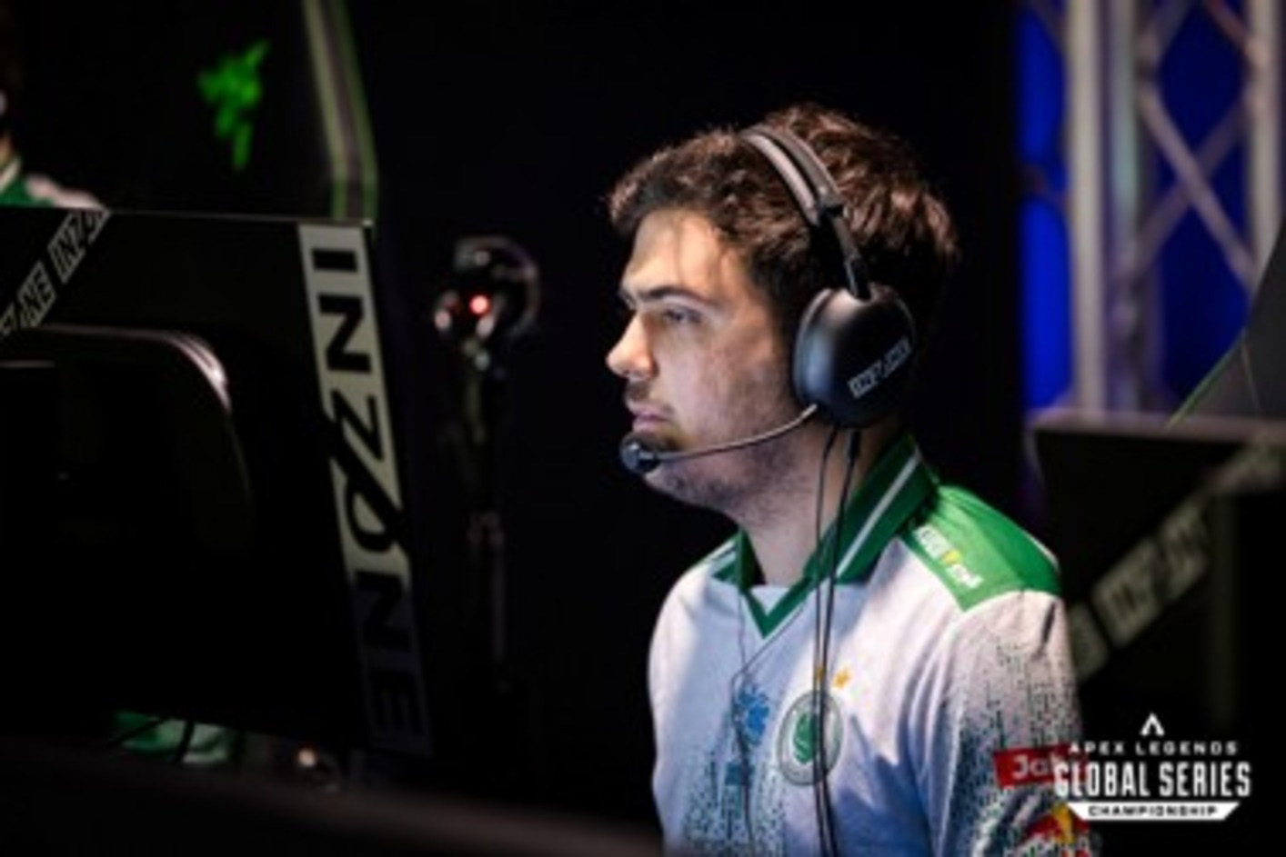 ImperialHal z týmu Falcons s herní náhlavní soupravou INZONE H9 II