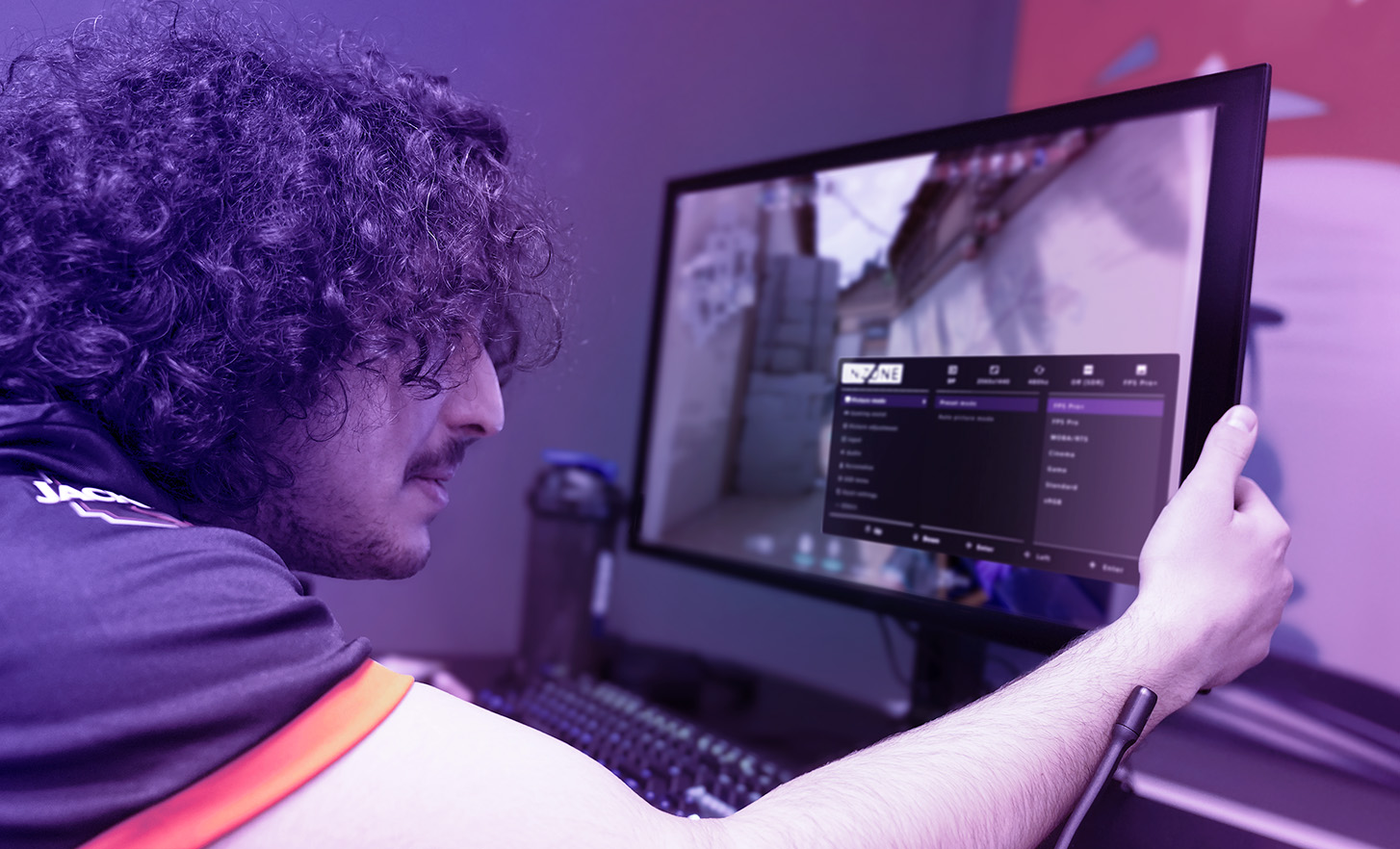 Hráč týmu FNATIC pečlivě analyzuje herní data na novém herním monitoru M10S