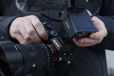 Adaptér XLR-A4 XLR s mikrofonem ECM-778 typu shotgun nasazovaným do patice MI fotoaparátu α7 V.